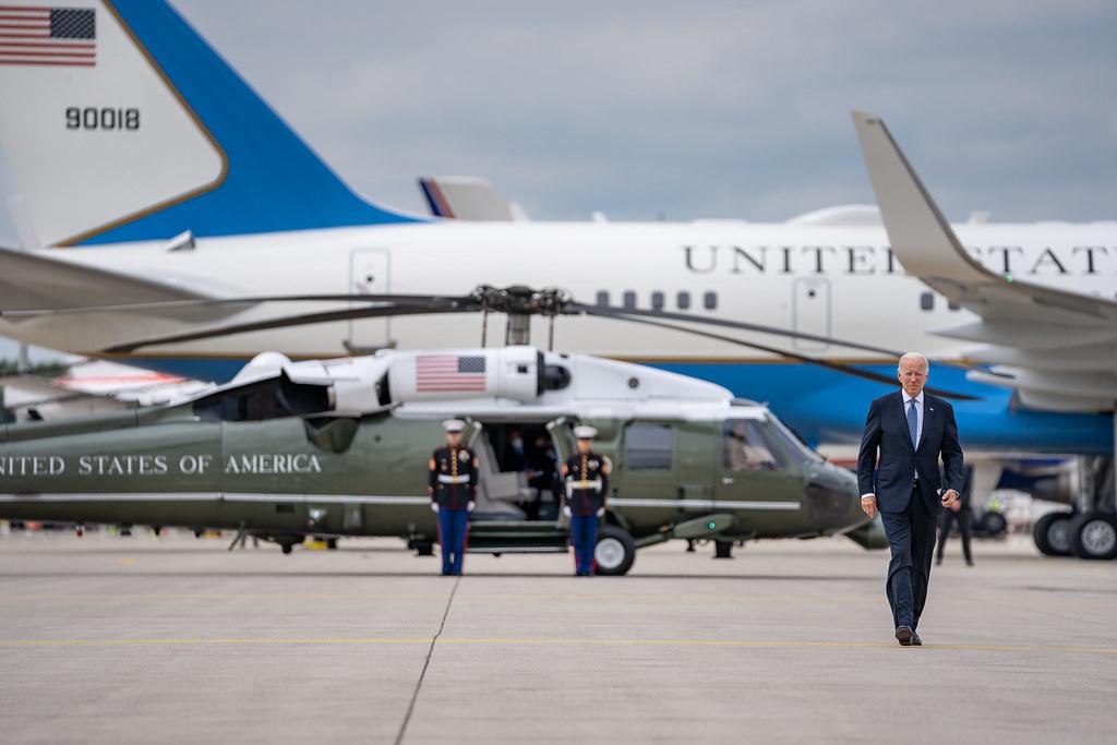 Biden in front of Air Force One